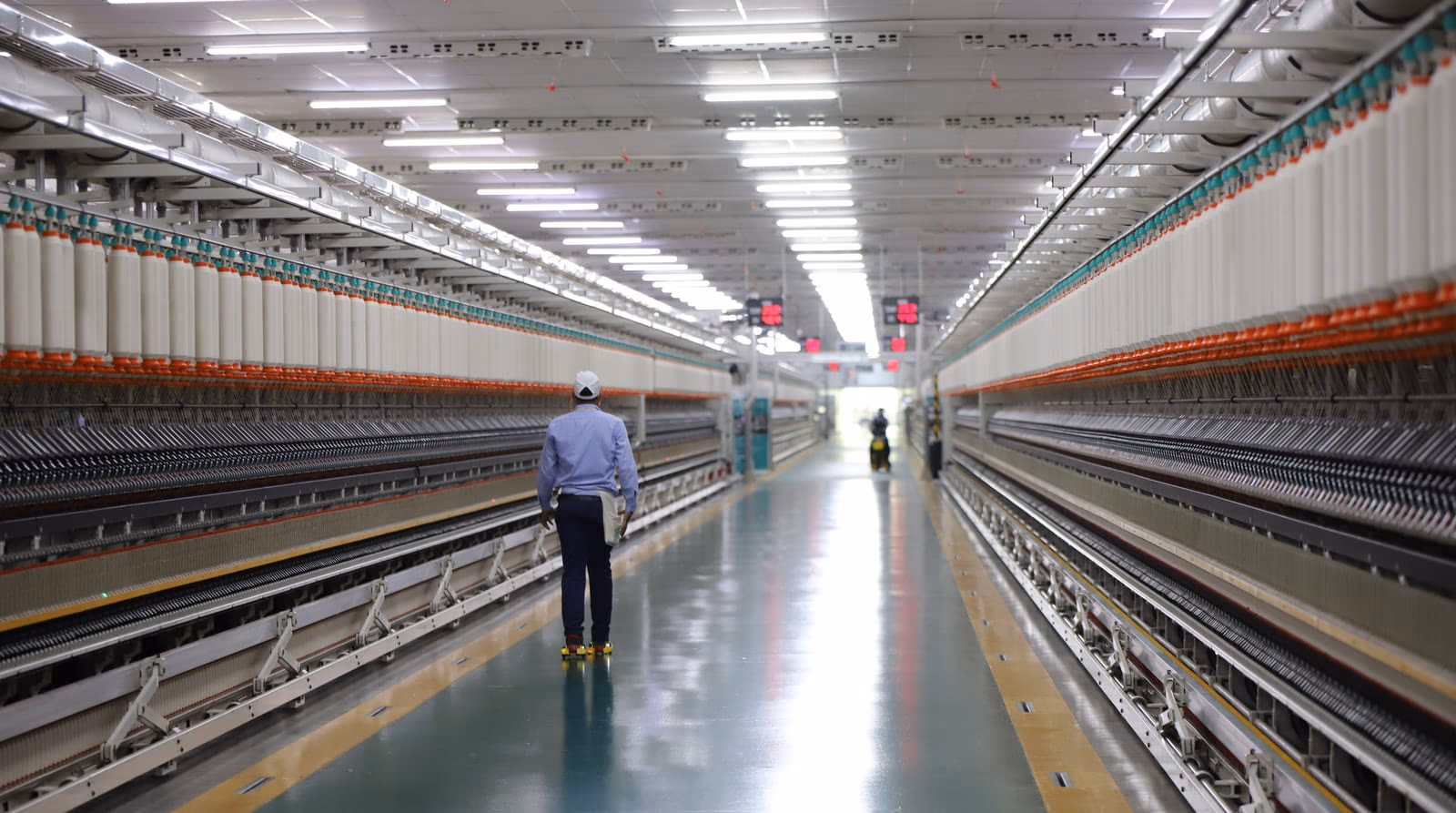 Recorrida de inspección en el piso de una planta industrial