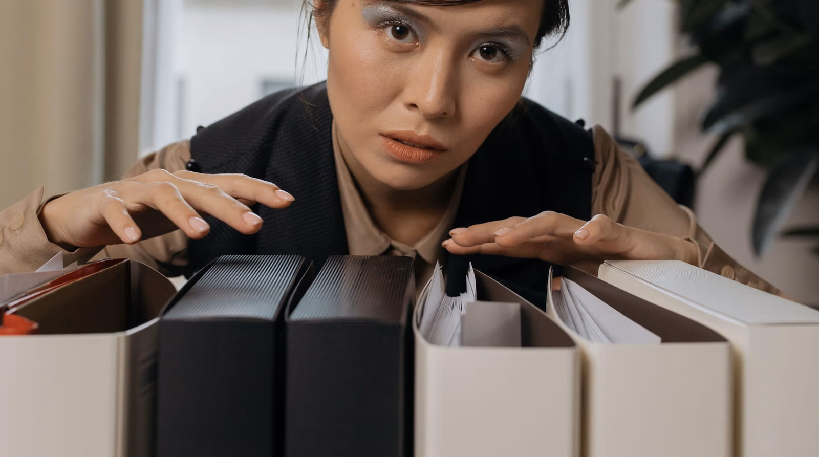 Consultor organizando la documentación de varios clientes