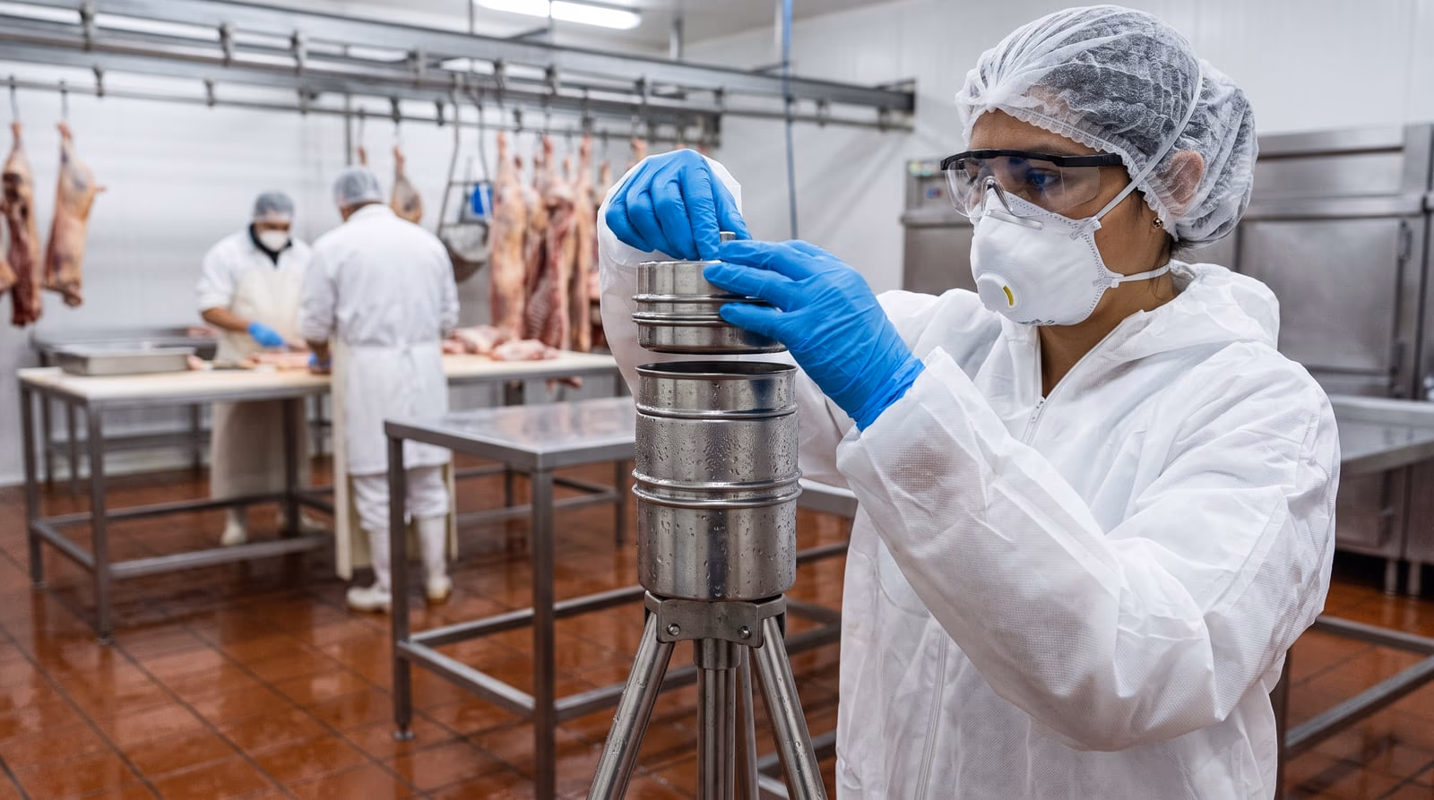 Medición de contaminantes biológicos como bacterias y hongos en el aire laboral