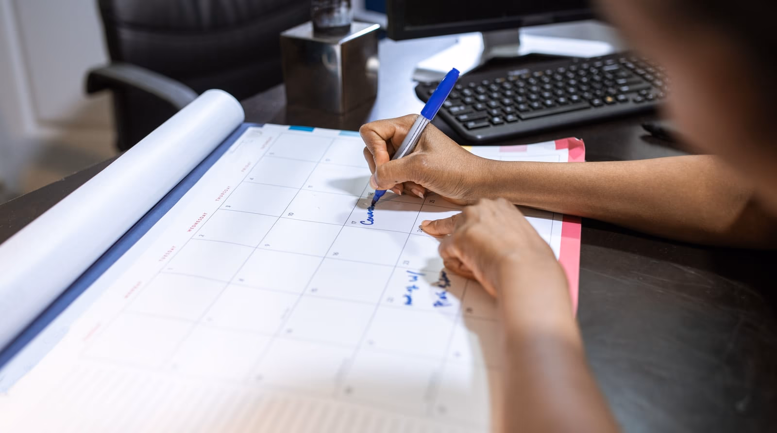 Calendario de vencimientos sobre el escritorio