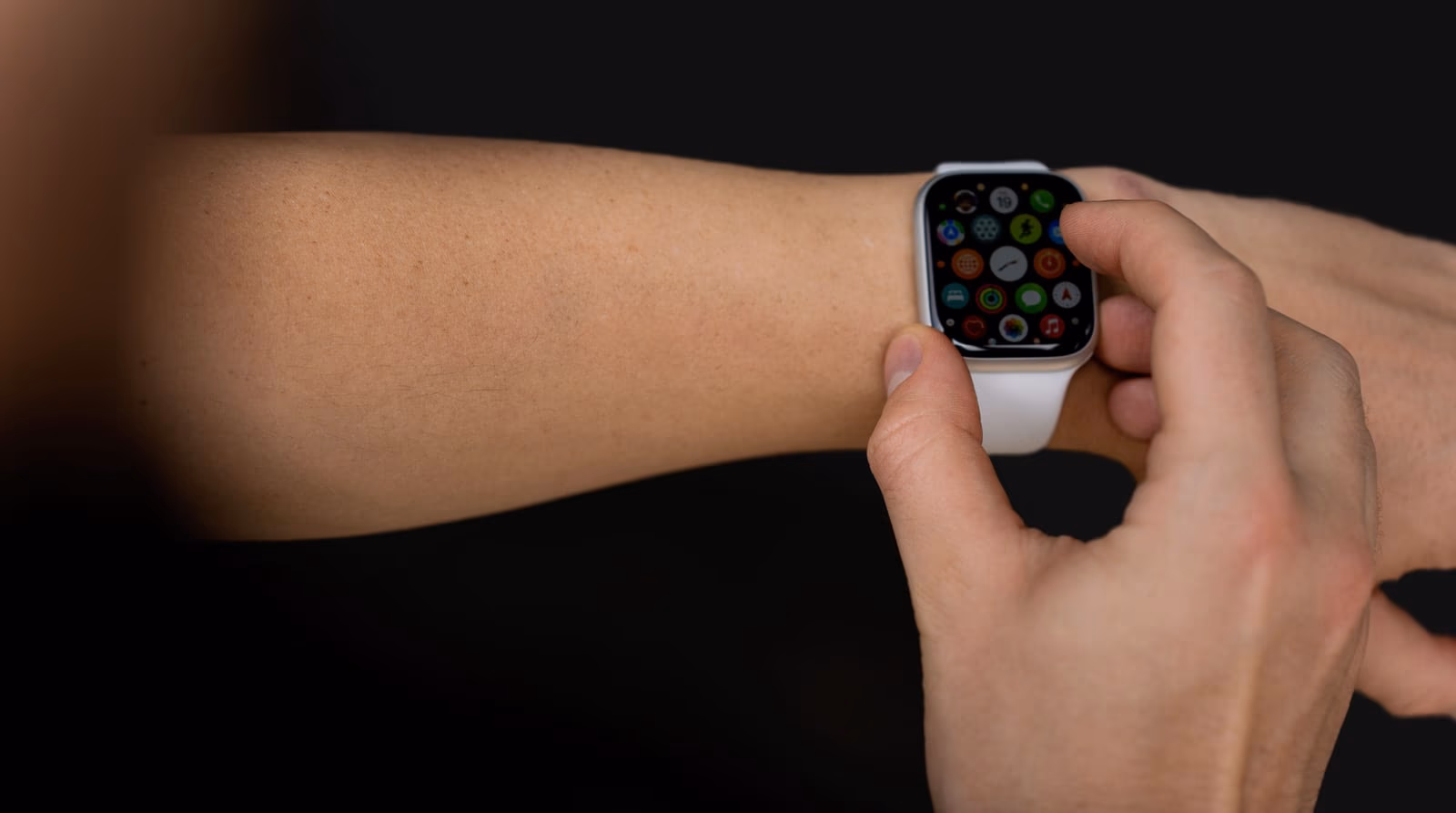 Dispositivo wearable en la muñeca de un trabajador