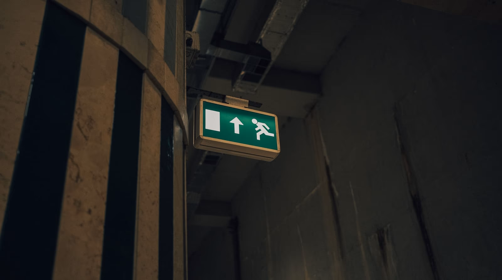 Señalización de salida de emergencia en un edificio