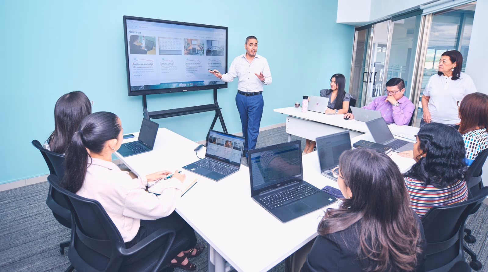 Capacitación al personal en sala de reuniones