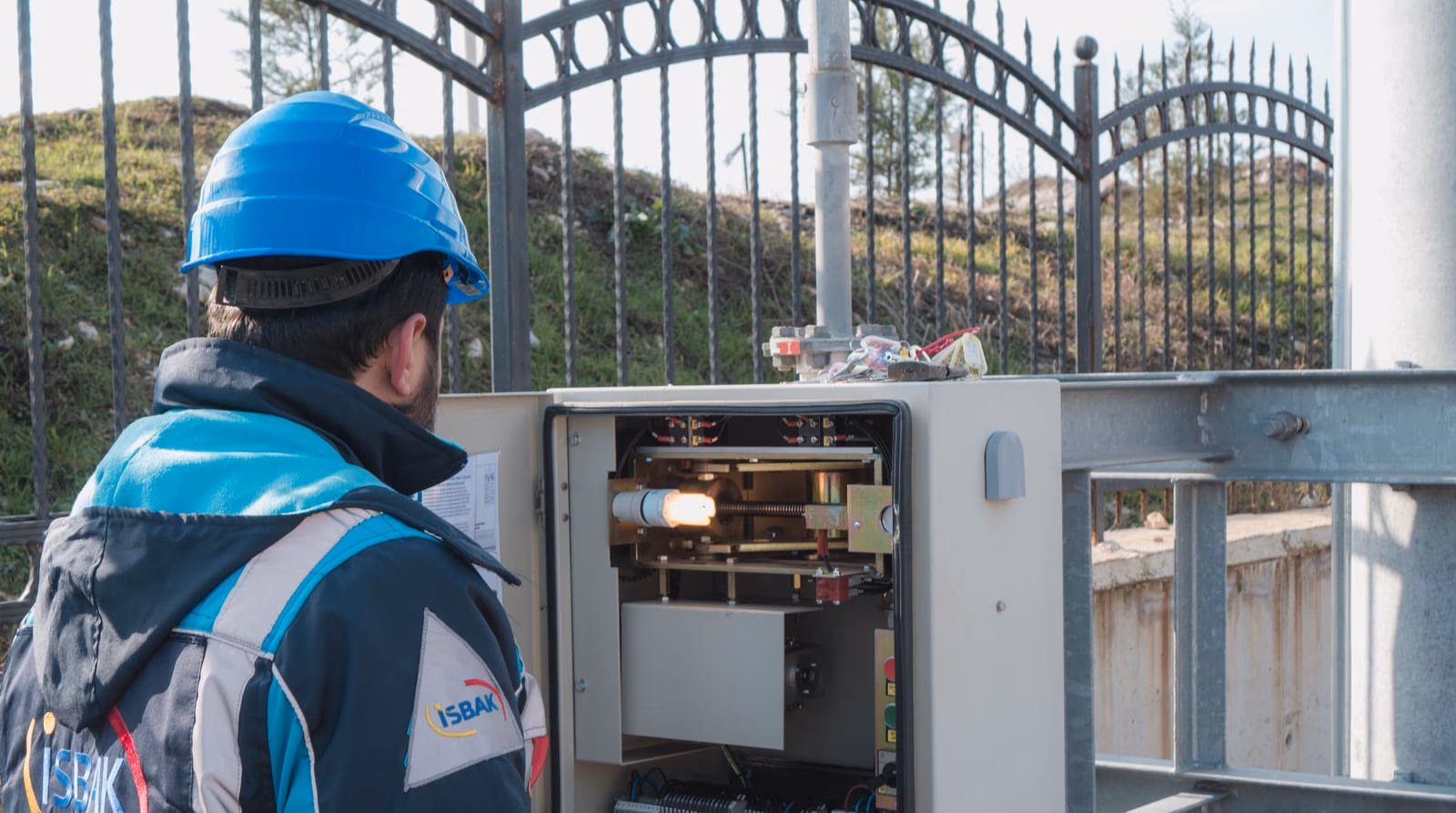 Trabajo sobre tablero eléctrico con protección adecuada