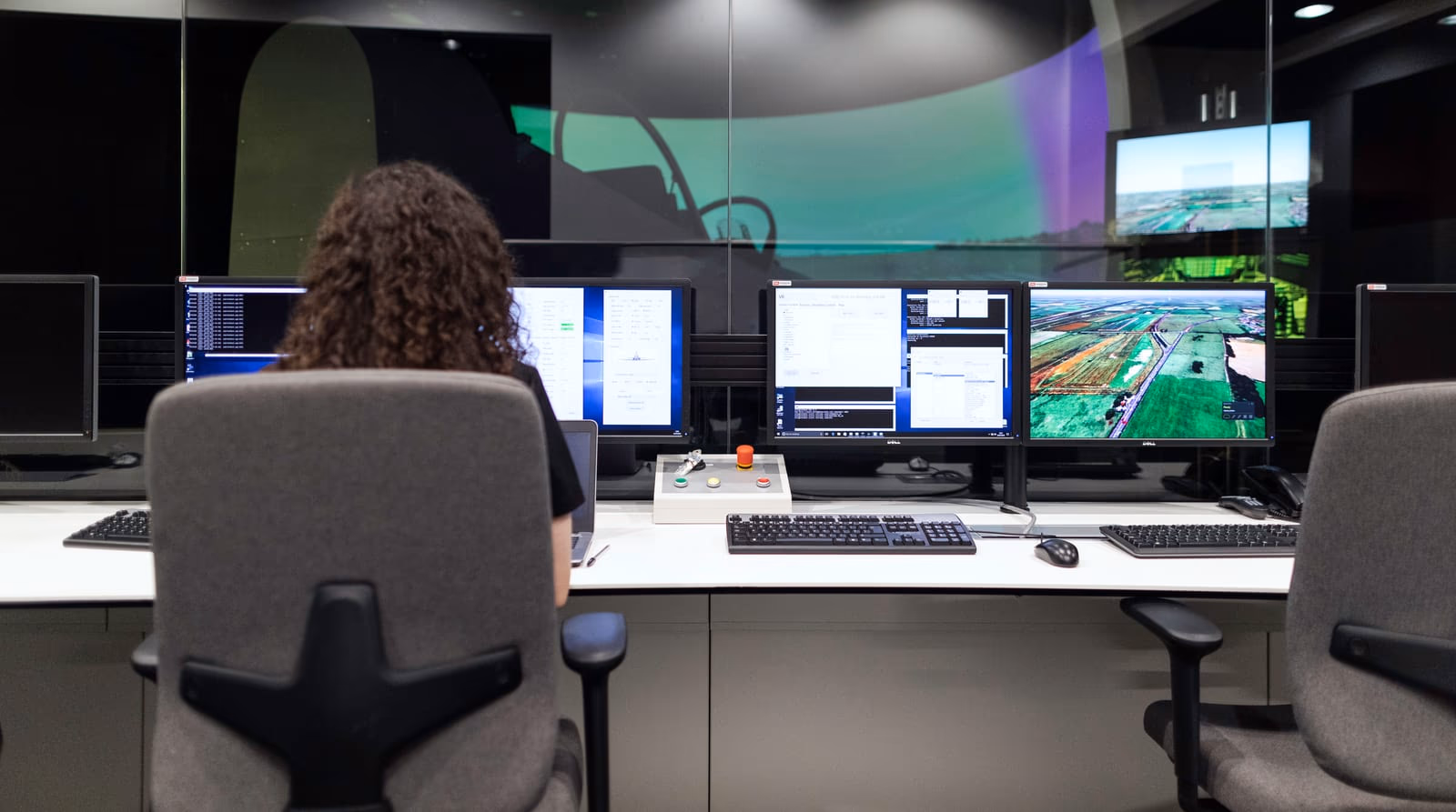 Sala de control con varias plantas en un solo tablero