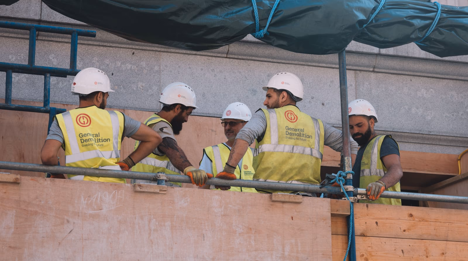 Cuadrilla de subcontratistas trabajando en obra